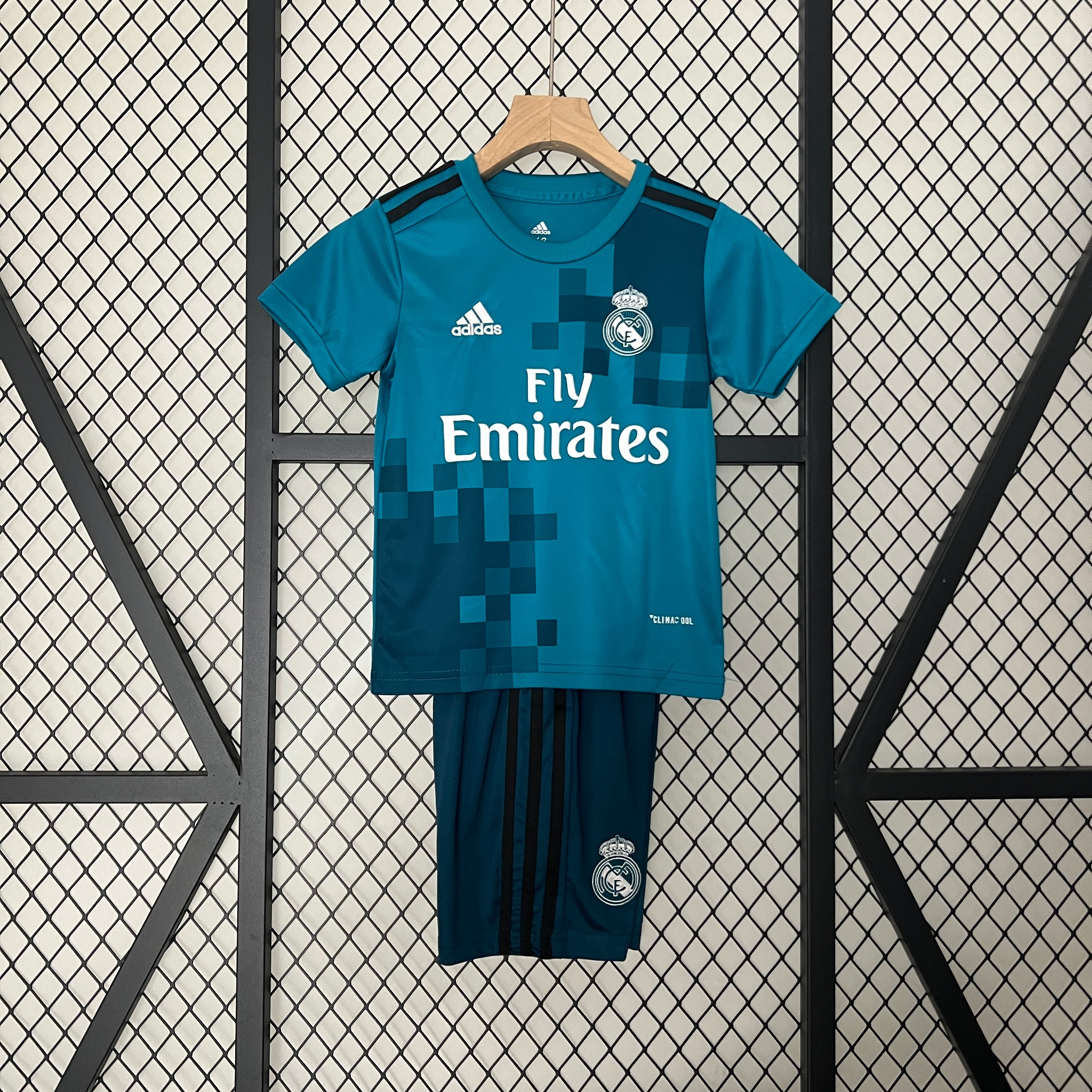 Kit Criança Retro Real Madrid 2017/2018