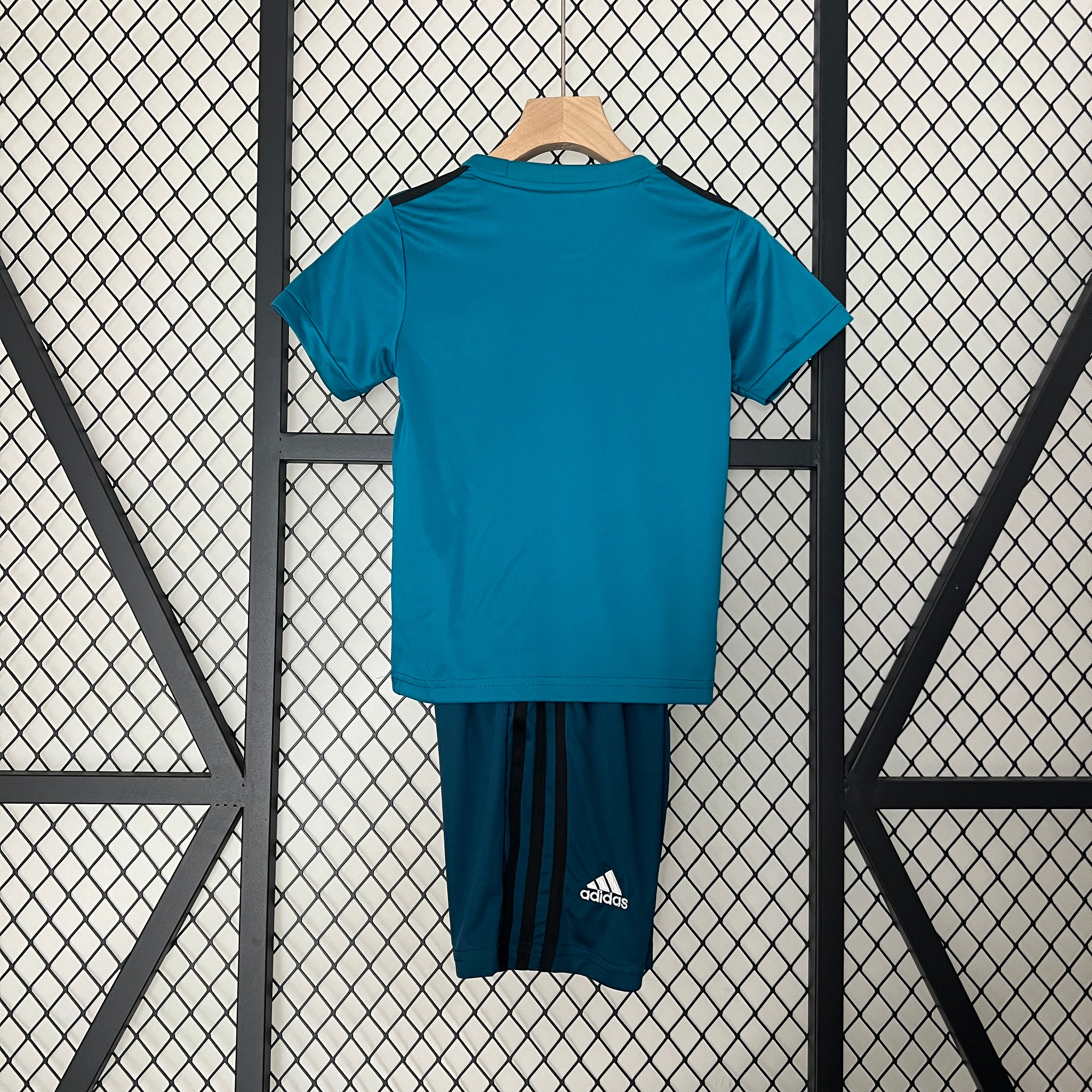 Kit Criança Retro Real Madrid 2017/2018
