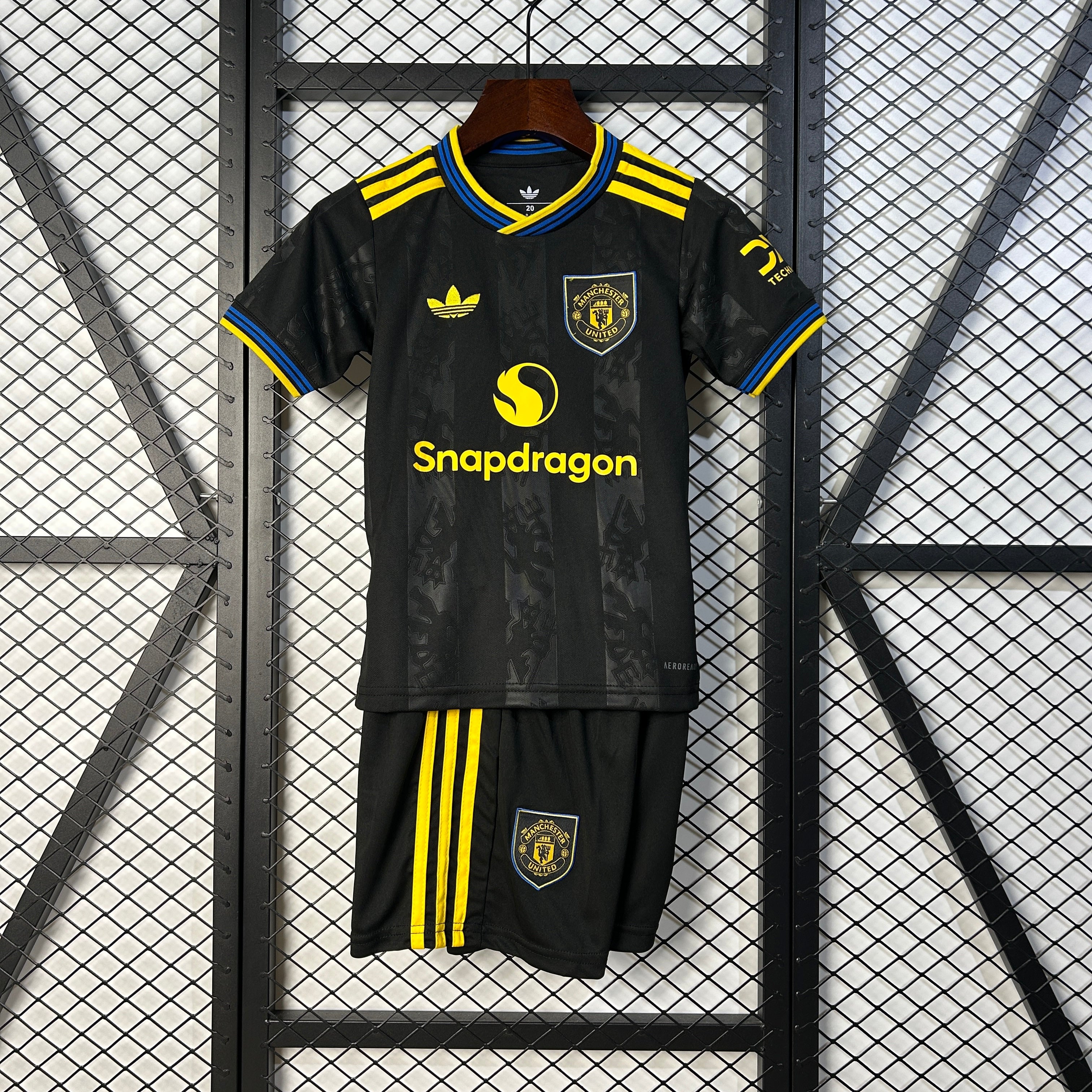 Kit Criança Alternativo Preto Manchester United 2025/2026