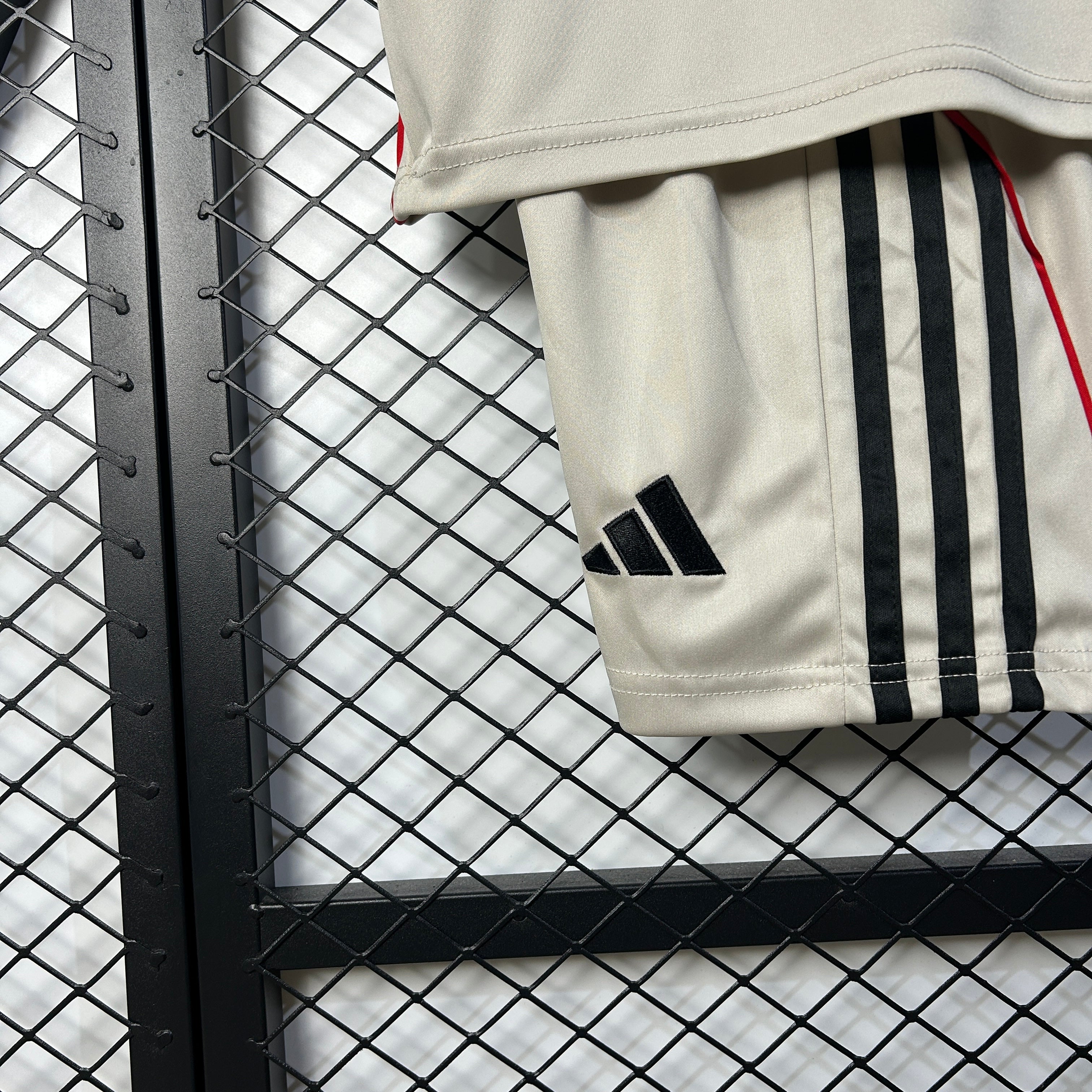 Kit Criança Alternativo Bege SL Benfica 2025/2026